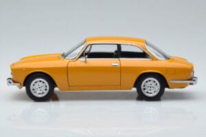 Alfa Romeo 1750 GTV Žlutý Norev 1:18 187910 Kov – obrázek 4 z 7
