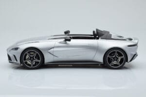 Aston Martin V12 Speedster Stříbrný GT Spirit 1:18 GT430 Pryskyřice – obrázek 3 z 6