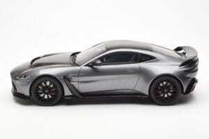Aston Martin V12 Vantage Magnetic Stříbrný GT Spirit 1:18 GT443 Pryskyřice – obrázek 3 z 6