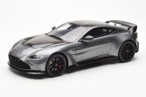 Aston Martin V12 Vantage Magnetic Stříbrný GT Spirit 1:18 GT443