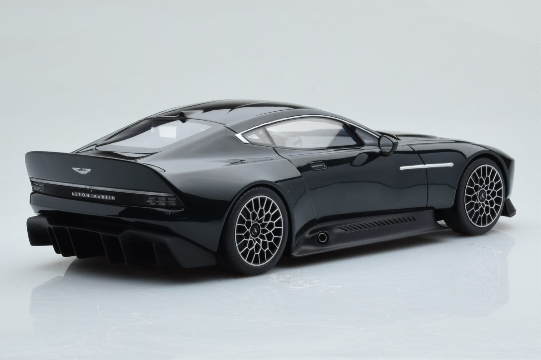 Aston Martin Victor Černý GT Spirit 1:18 GT428 Pryskyřice – obrázek 2 z 6
