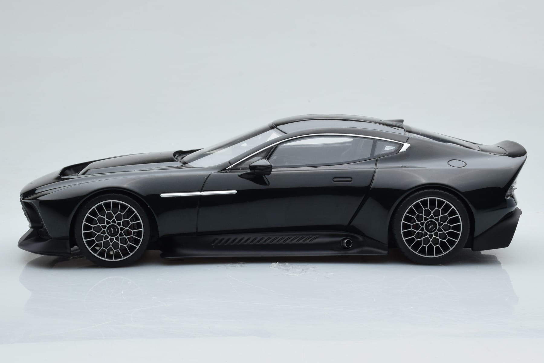 Aston Martin Victor Černý GT Spirit 1:18 GT428 Pryskyřice – obrázek 3 z 6