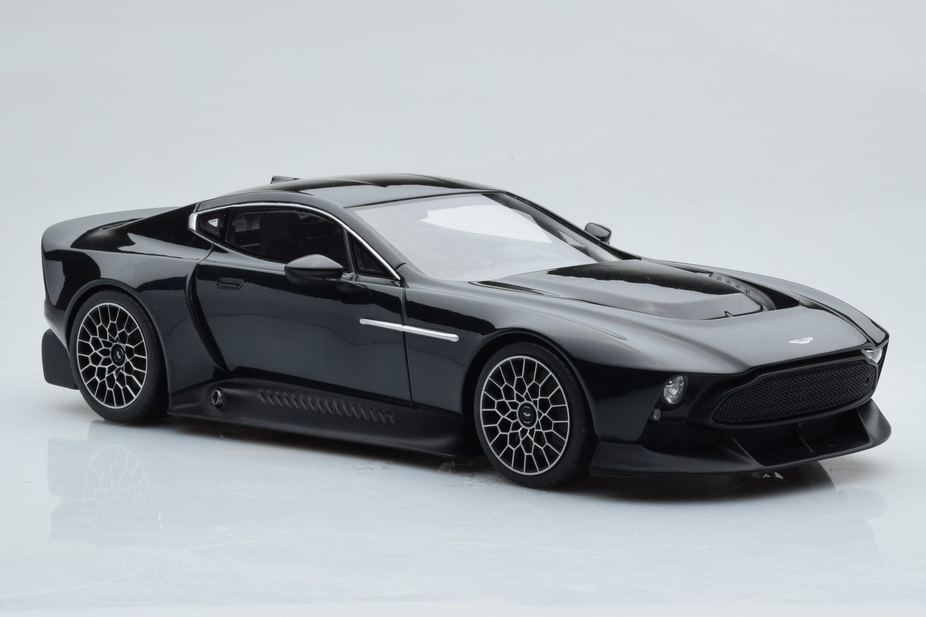 Aston Martin Victor Černý GT Spirit 1:18 GT428 Pryskyřice – obrázek 4 z 6