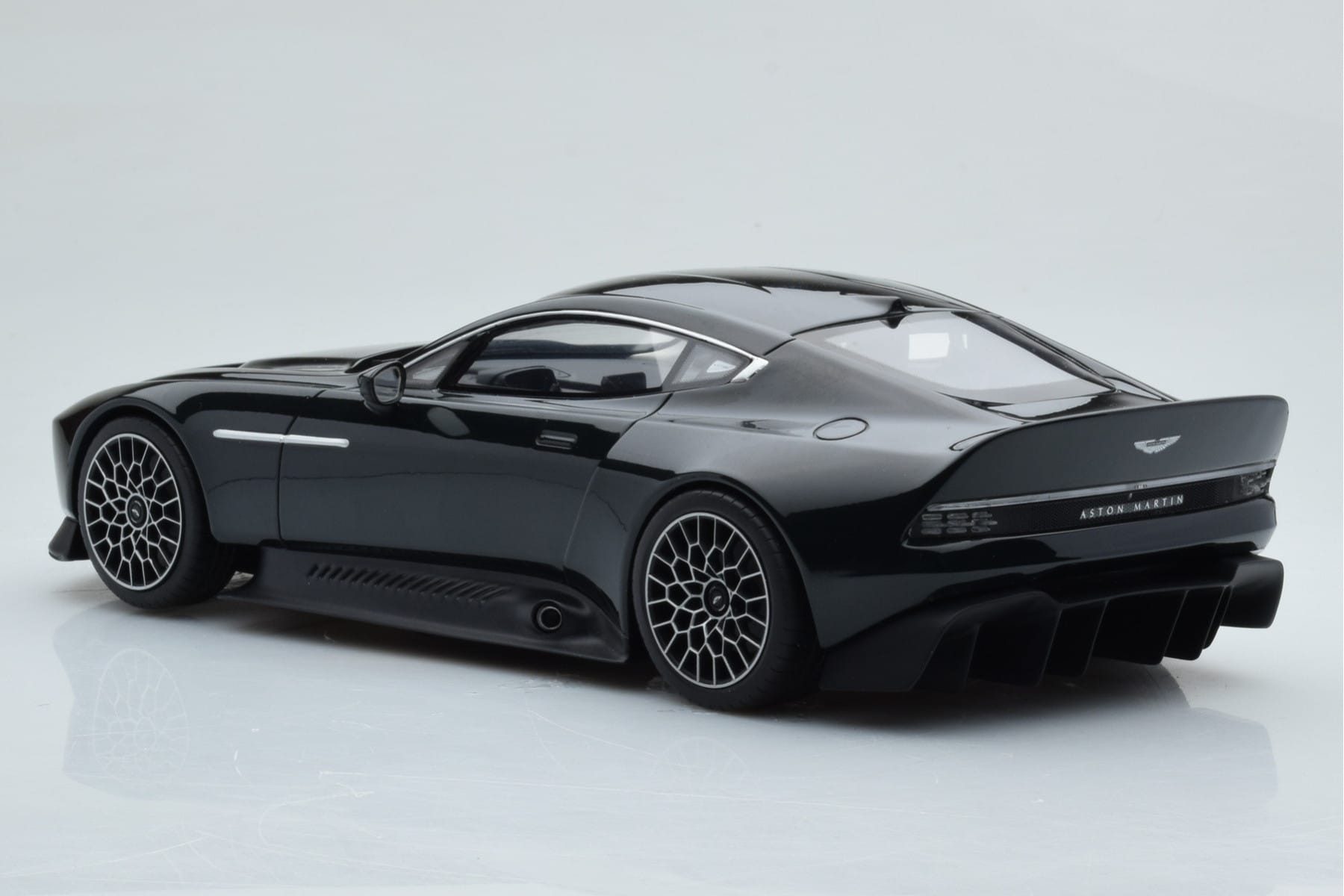 Aston Martin Victor Černý GT Spirit 1:18 GT428 Pryskyřice – obrázek 5 z 6