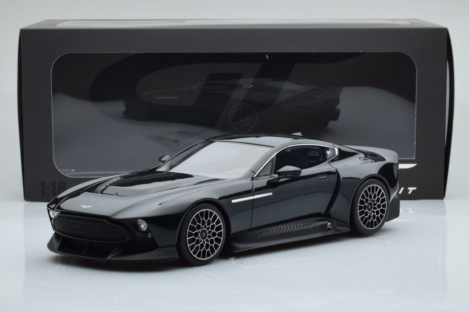 Aston Martin Victor Černý GT Spirit 1:18 GT428 Pryskyřice – obrázek 6 z 6