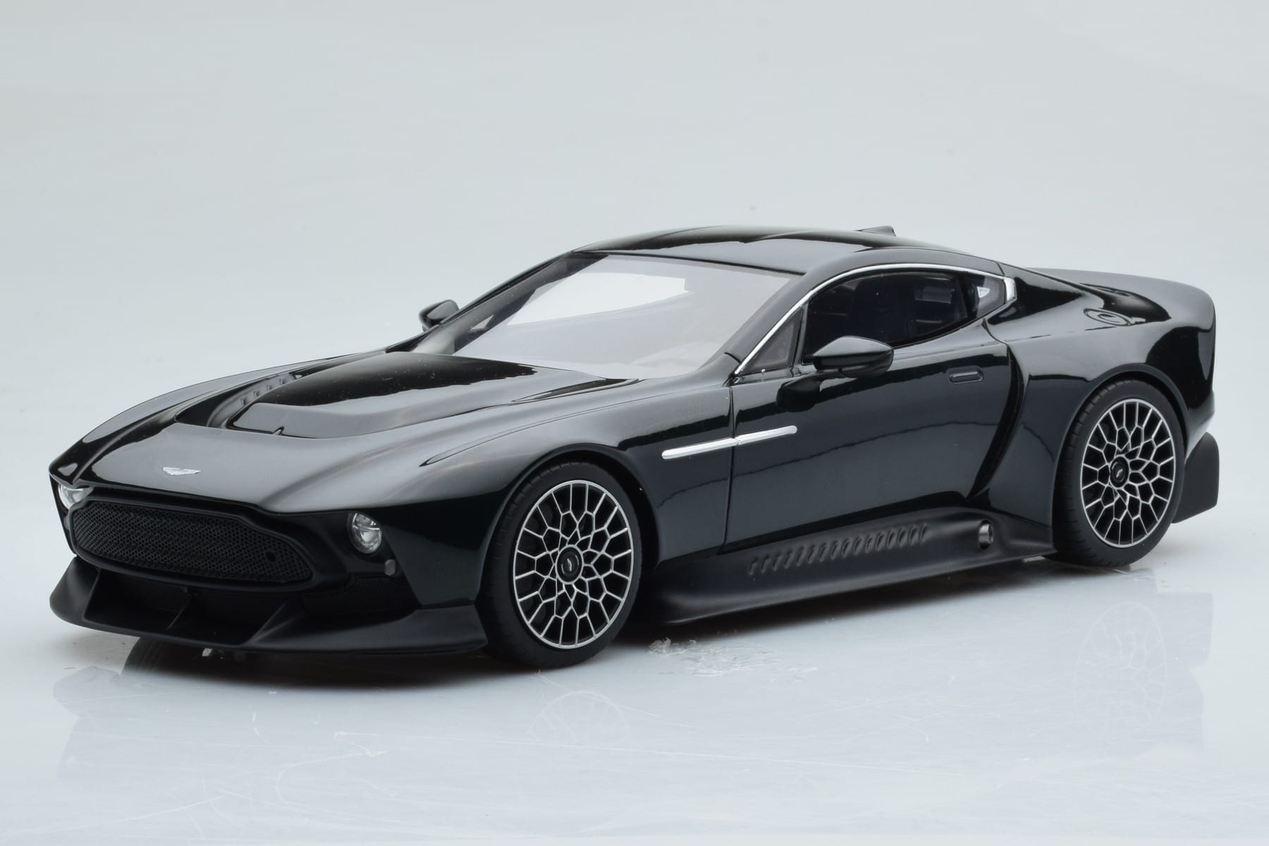 Aston Martin Victor Černý GT Spirit 1:18 GT428 Pryskyřice