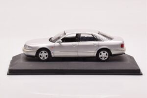 Audi A8 D2 Stříbrný Zelený Pruh Minichamps 1:43
