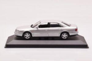 Audi A8 D2 Stříbrný Minichamps 1:43 433013006