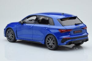Audi RS3 8Y Sportback Performance Edition Nagaro Modrý GT Spirit 1:18 GT884 Pryskyřice – obrázek 4 z 5