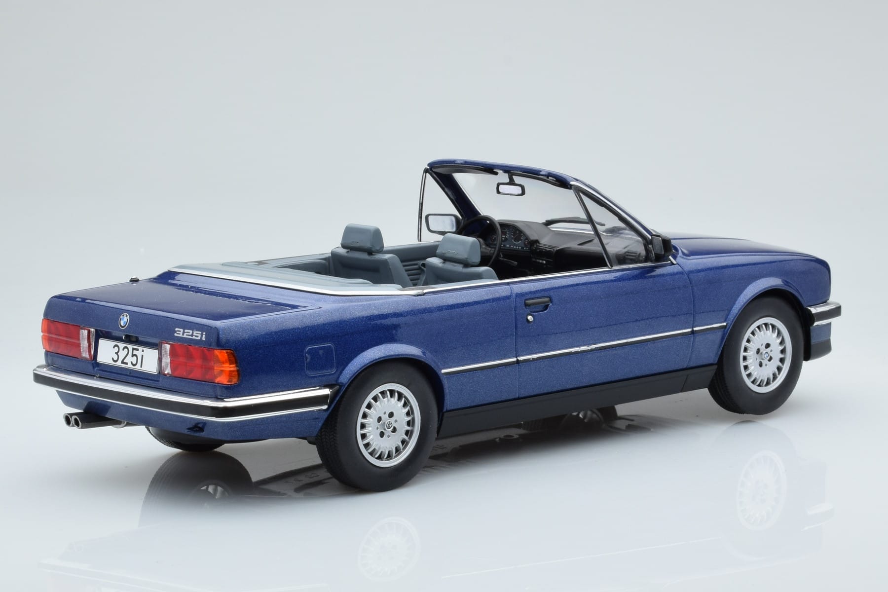 BMW 325i E30 Kabriolet Modrý MCG 1:18 MCG18381 Kov – obrázek 2 z 5