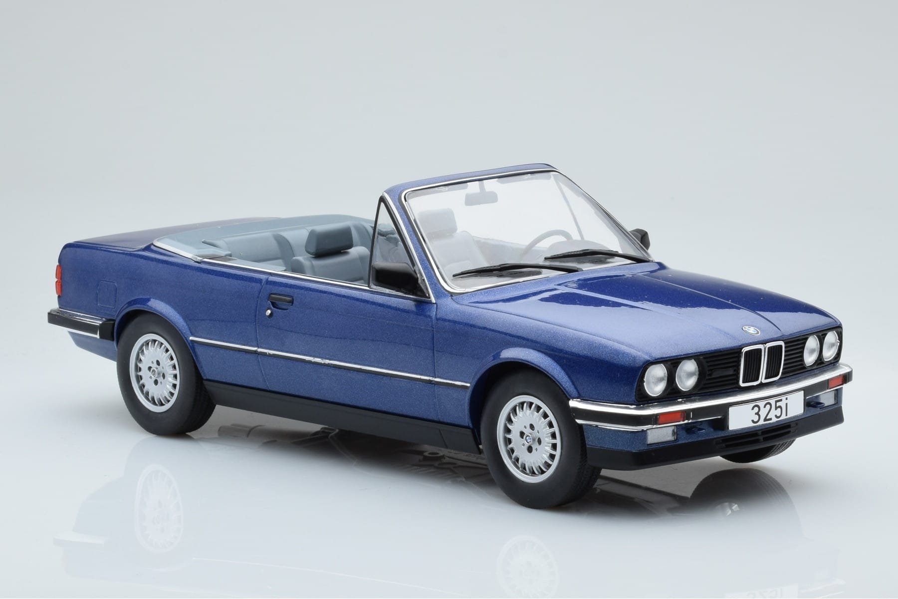 BMW 325i E30 Kabriolet Modrý MCG 1:18 MCG18381 Kov – obrázek 3 z 5