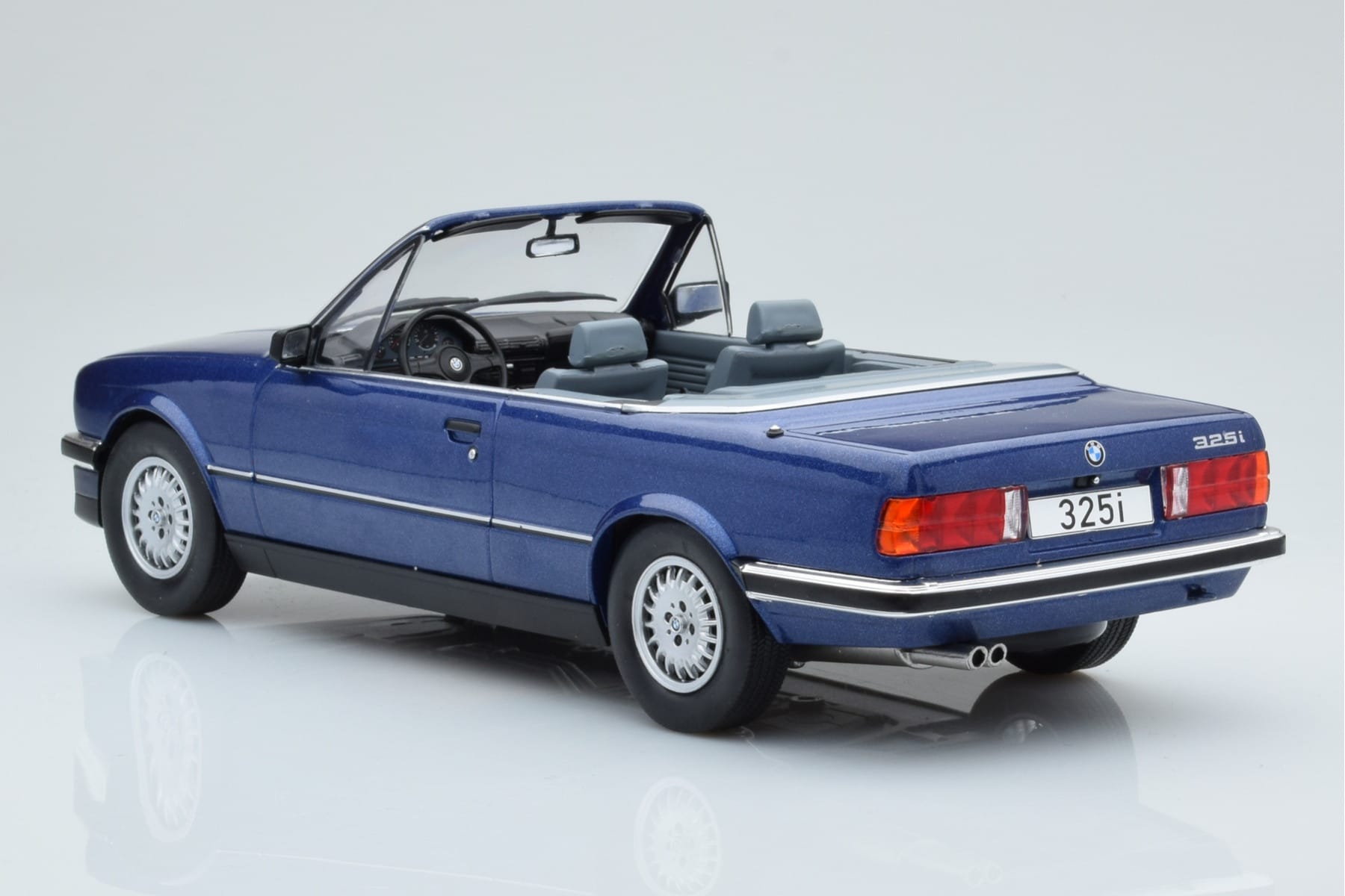 BMW 325i E30 Kabriolet Modrý MCG 1:18 MCG18381 Kov – obrázek 4 z 5