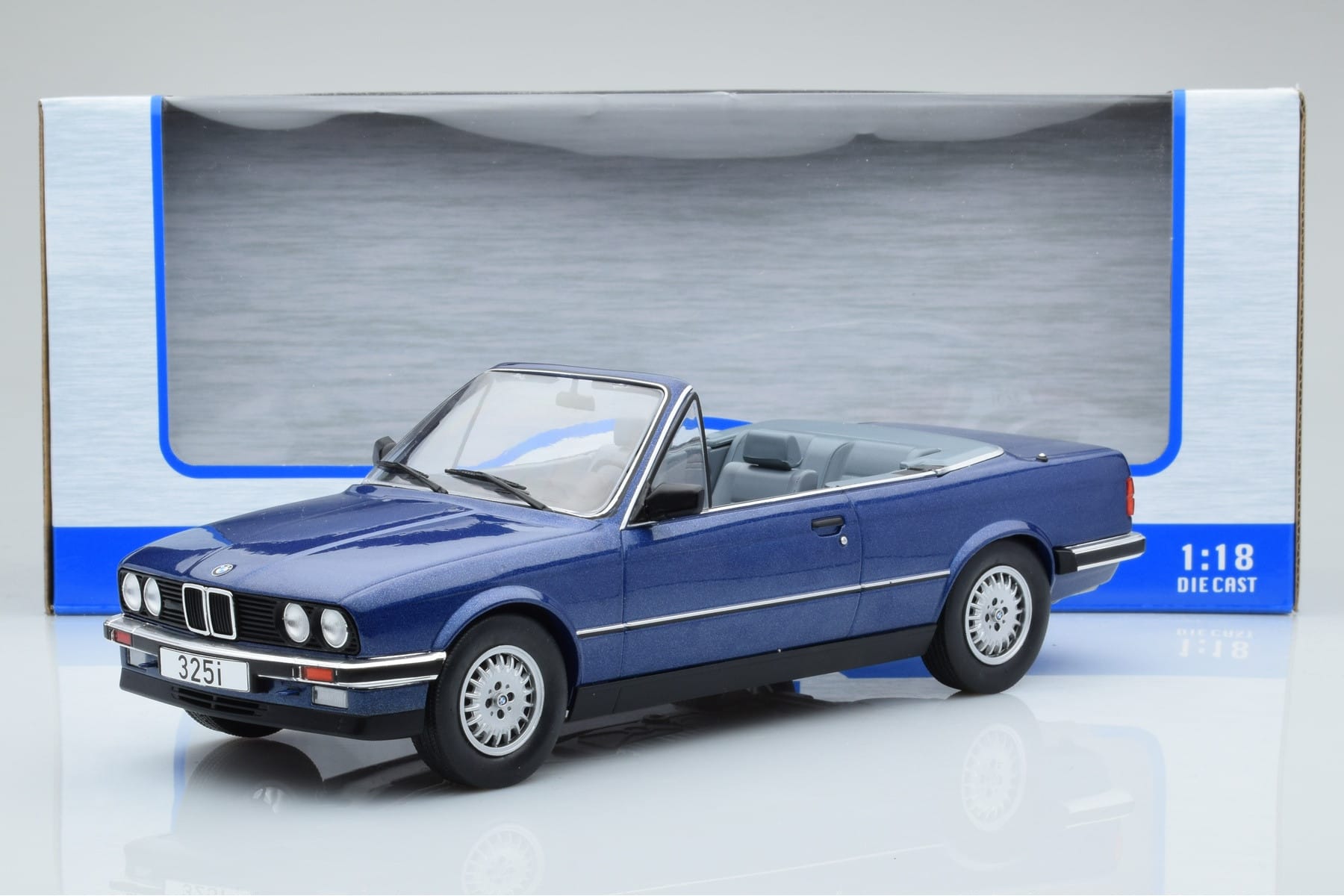 BMW 325i E30 Kabriolet Modrý MCG 1:18 MCG18381 Kov – obrázek 5 z 5