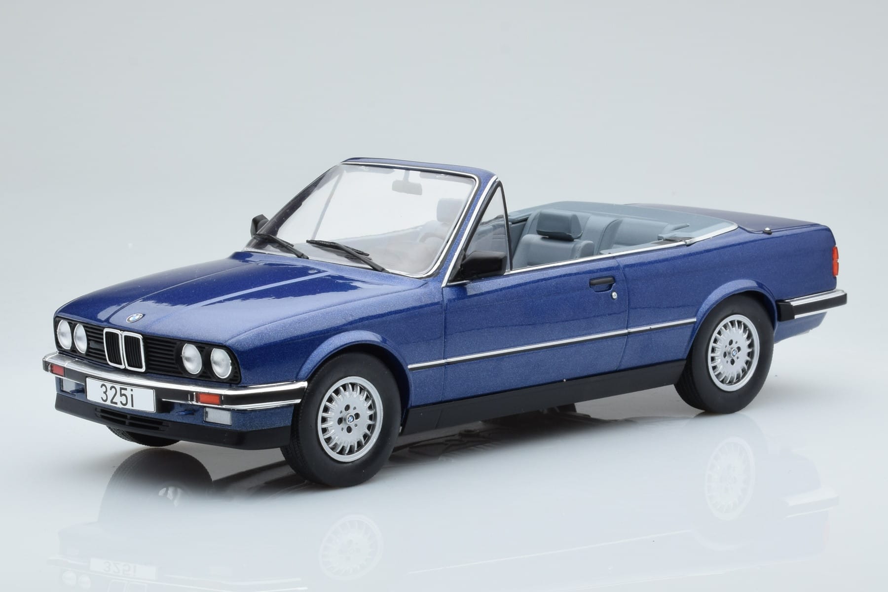 BMW 325i E30 Kabriolet Modrý MCG 1:18 MCG18381 Kov
