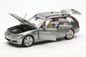 BMW 330i E91 Touring Šedý Metallic Kyosho 1:18 80430394359 Kov – obrázek 2 z 8