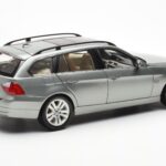 BMW 330i E91 Touring Šedý Metallic Kyosho 1:18 - image 3 of 8