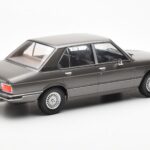 BMW 520i E28 Šedý MCG 1:18 - image 2 of 6