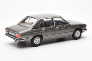 BMW 520i E28 Šedý MCG 1:18 MCG18121 Kov – obrázek 2 z 6