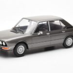 BMW 520i E28 Šedý MCG 1:18