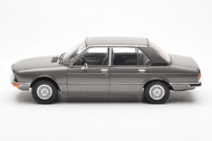 BMW 520i E28 Šedý MCG 1:18 MCG18121 Kov – obrázek 3 z 6