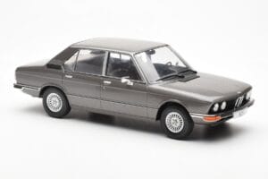 BMW 520i E28 Šedý MCG 1:18 MCG18121 Kov – obrázek 4 z 6