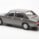 BMW 520i E28 Šedý MCG 1:18 - image 5 of 6