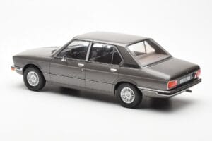 BMW 520i E28 Šedý MCG 1:18 MCG18121 Kov – obrázek 5 z 6