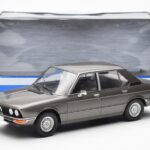 BMW 520i E28 Šedý MCG 1:18 - image 6 of 6