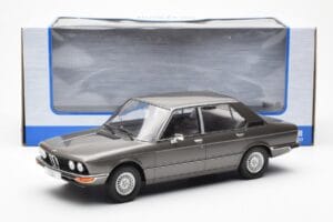 BMW 520i E28 Šedý MCG 1:18 MCG18121 Kov – obrázek 6 z 6