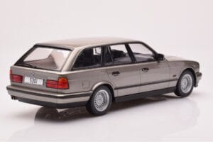 BMW 530i E34 Touring Šedý Metalický MCG 1:18 MCG18330 Kov – obrázek 2 z 6