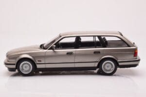 BMW 530i E34 Touring Šedý Metalický MCG 1:18 MCG18330 Kov – obrázek 3 z 6