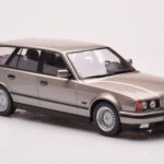 BMW 530i E34 Touring Šedý Metalický MCG 1:18 - image 4 of 6
