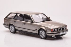 BMW 530i E34 Touring Šedý Metalický MCG 1:18 MCG18330 Kov – obrázek 4 z 6