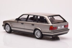 BMW 530i E34 Touring Šedý Metalický MCG 1:18 MCG18330 Kov – obrázek 5 z 6