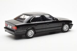BMW 540i E34 Černý Metallic MCG 1:18 MCG18157 Kov – obrázek 2 z 6