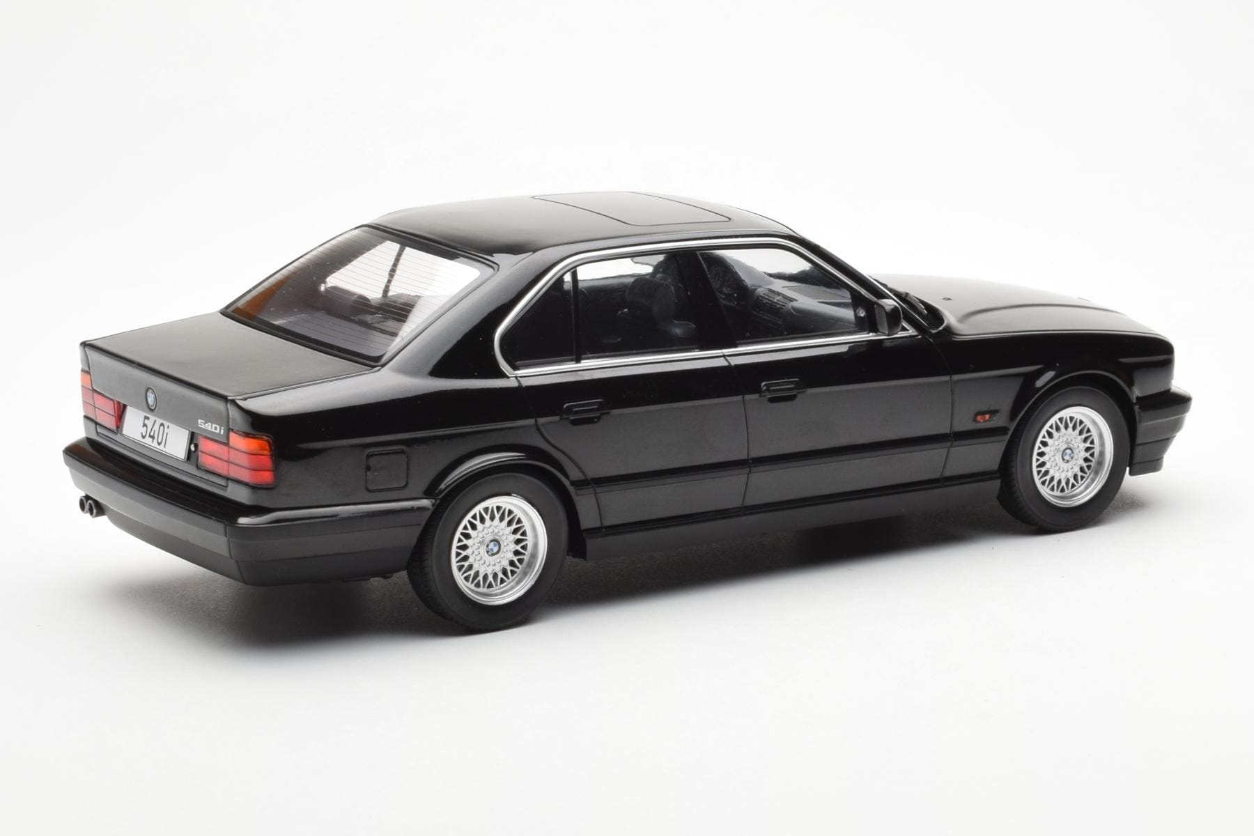 BMW 540i E34 Černý Metallic MCG 1:18 MCG18157 Kov – obrázek 2 z 6