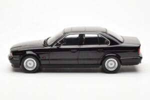 BMW 540i E34 Černý Metallic MCG 1:18 MCG18157 Kov – obrázek 3 z 6