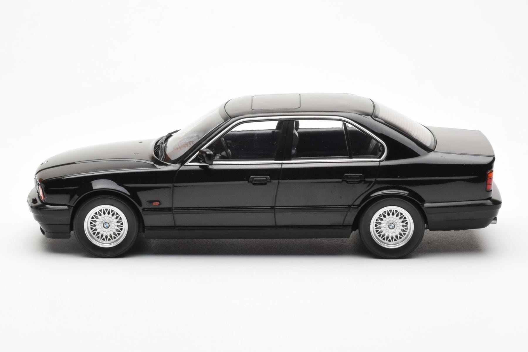 BMW 540i E34 Černý Metallic MCG 1:18 MCG18157 Kov – obrázek 3 z 6