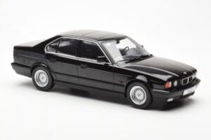 BMW 540i E34 Černý Metallic MCG 1:18 MCG18157 Kov – obrázek 4 z 6
