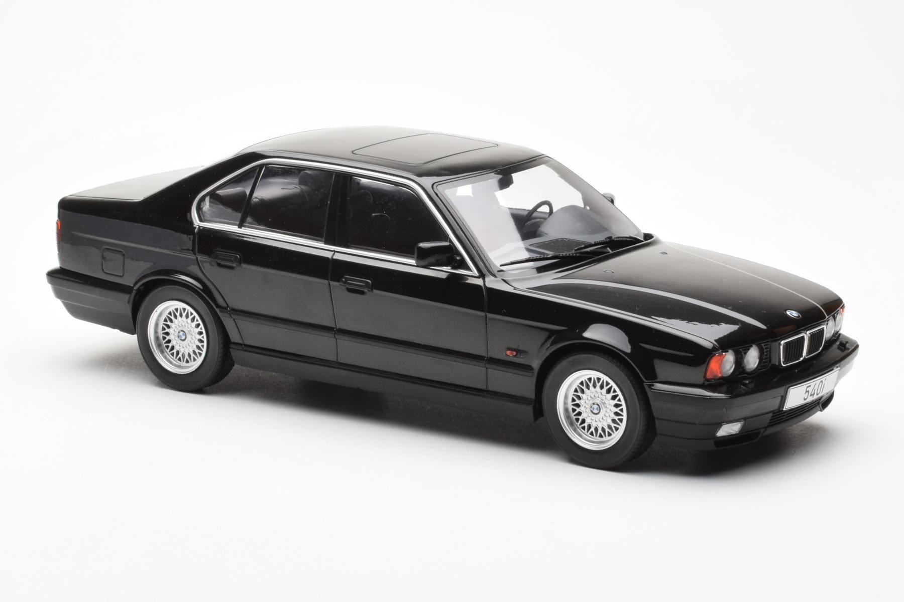 BMW 540i E34 Černý Metallic MCG 1:18 MCG18157 Kov – obrázek 4 z 6