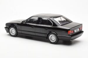BMW 540i E34 Černý Metallic MCG 1:18 MCG18157 Kov – obrázek 5 z 6