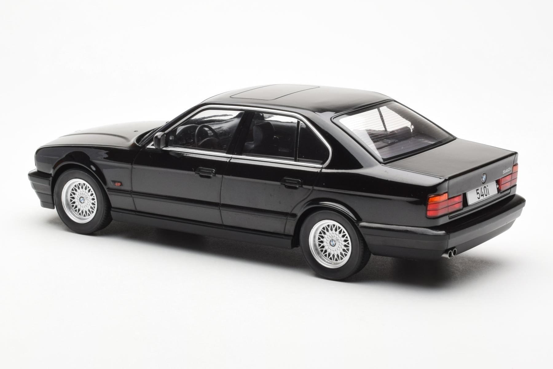 BMW 540i E34 Černý Metallic MCG 1:18 MCG18157 Kov – obrázek 5 z 6