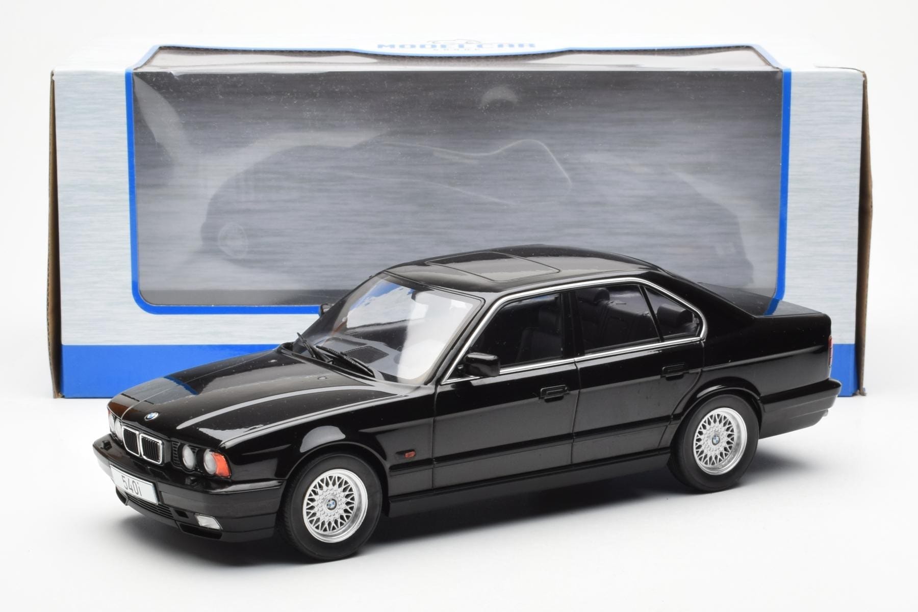 BMW 540i E34 Černý Metallic MCG 1:18 MCG18157 Kov – obrázek 6 z 6