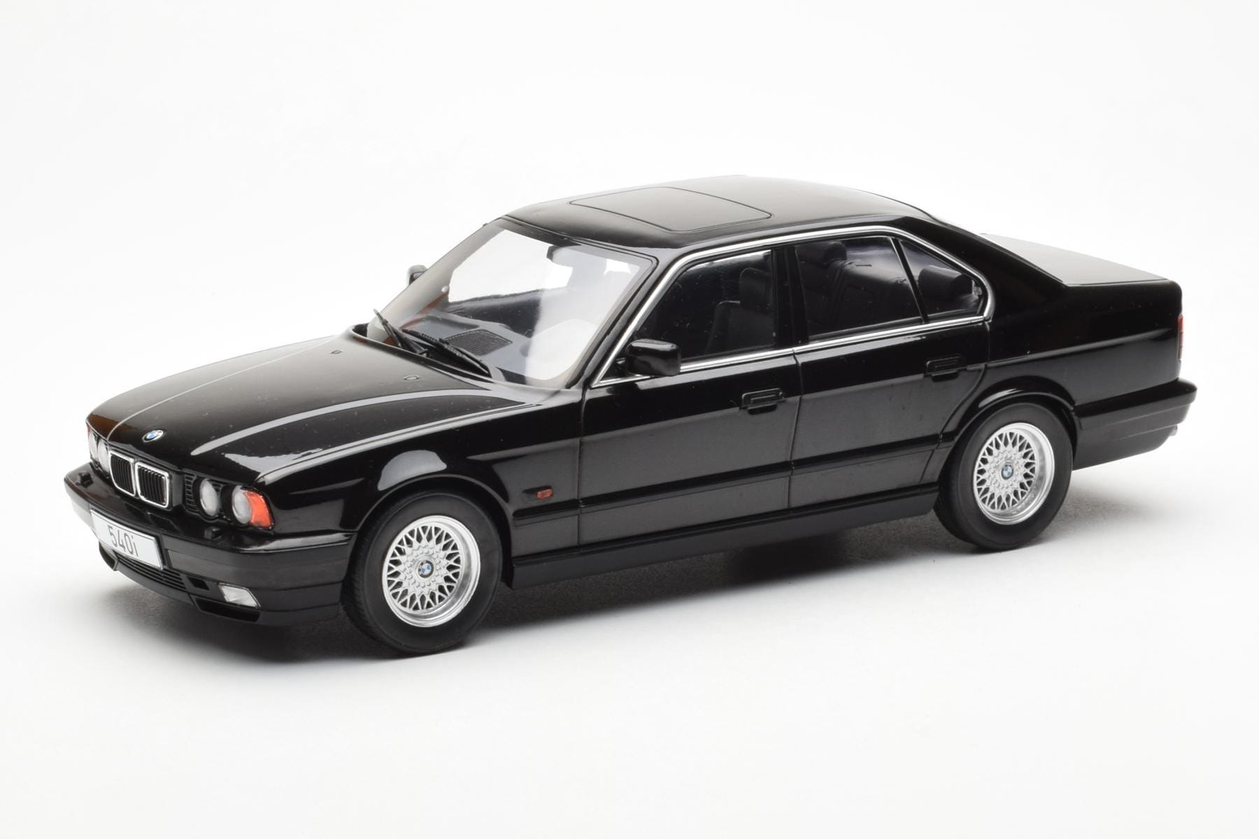 BMW 540i E34 Černý Metallic MCG 1:18 MCG18157 Kov