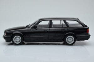 BMW 540i E34 Touring Černý Metalický MCG 1:18 MCG18329 Kov – obrázek 3 z 6