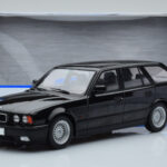 BMW 540i E34 Touring Černý Metalický MCG 1:18 - image 6 of 6
