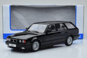 BMW 540i E34 Touring Černý Metalický MCG 1:18 MCG18329 Kov – obrázek 6 z 6