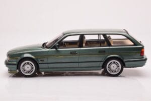 BMW Alpina B10 E34 Touring Tmavě Zelený MCG 1:18 MCG18331 Kov – obrázek 3 z 6