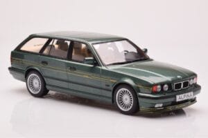 BMW Alpina B10 E34 Touring Tmavě Zelený MCG 1:18 MCG18331 Kov – obrázek 4 z 6