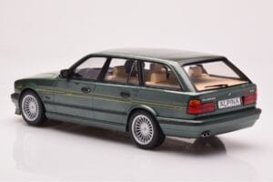 BMW Alpina B10 E34 Touring Tmavě Zelený MCG 1:18 MCG18331 Kov – obrázek 5 z 6